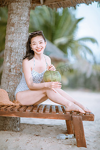 人物形象夏季美女椰林高兴摄影图配图