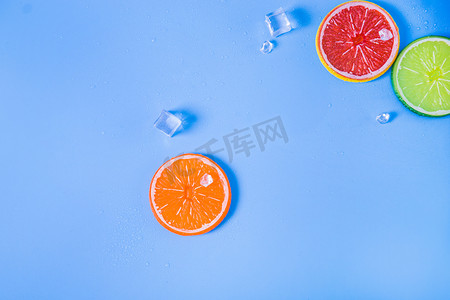 夏季清凉摄影照片_水果夏季炎热美食冰块摄影图配图
