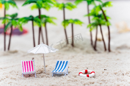 夏季白天椰子树沙滩户外椅子摄影图配图