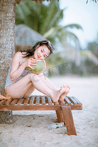 人物形象夏天美女沙滩手拿椰子摄影图配图
