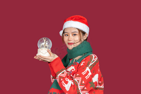 圣诞毛衣摄影照片_圣诞甜美可爱清纯美女手拿水晶球