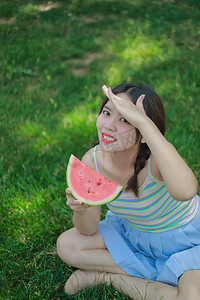 夏季白天美女公园树下西瓜摄影图配图