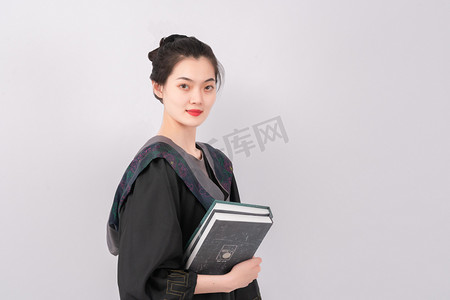 学士服白天女生学校书籍摄影图配图