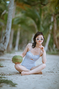 人物夏天美女沙滩坐沙滩上休息摄影图配图