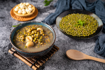 芡实莲子摄影照片_美味绿豆汤夏日消暑食品摄影图配图