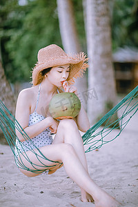 人物形象夏天美女沙滩喝椰汁摄影图配图