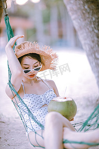 海南旅行摄影照片_人物夏季美女海边悠闲摄影图配图