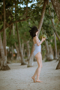 人物夏天美女椰树林转身摄影图配图