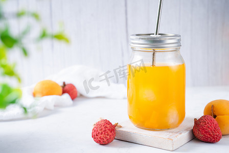 夏日鲜榨果汁饮品水果茶摄影图配图