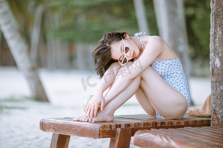 海南旅行摄影照片_人物夏天美女海边闭眼休息摄影图配图