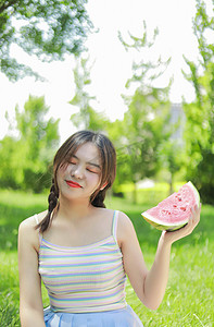 吃女孩西瓜摄影照片_大暑小暑美女夏季公园吃西瓜摄影图配图