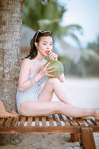 人物形象夏天美女海边喝椰汁摄影图配图