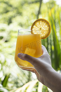 大暑清晨橙汁窗前拿着摄影图配图