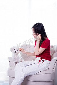 人物肖像女孩与宠物宠物生活方式狗狗摄影图配图