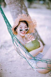 人物夏天美女吊床喝椰汁摄影图配图