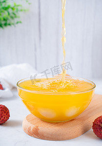 鲜榨果汁美味营养夏日饮品摄影图配图