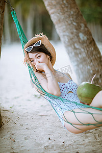 躺着休息摄影照片_人物夏天美女沙滩躺着休息摄影图配图