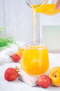 夏日鲜榨果汁美味饮品摄影图配图