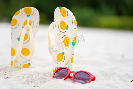 夏日白天沙滩户外拖鞋遮阳镜j摄影图配图