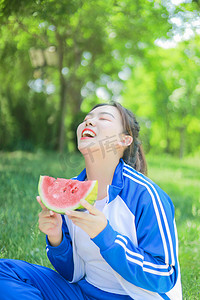 夏季白天开心美女户外吃西瓜摄影图配图