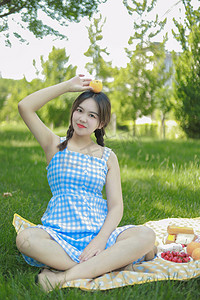 夏季休闲白天美女树木草地野餐摄影图配图