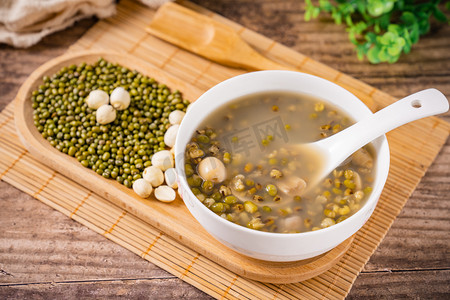 海带绿豆摄影照片_莲子绿豆汤小暑节气饮食摄影图配图