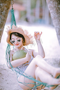 人物形象夏天美女椰林躺着摄影图配图