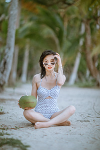海南旅行摄影照片_人物午后美女沙滩撩头发摄影图配图