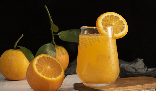 夏日饮品清晨橙汁餐桌上摆放摄影图配图