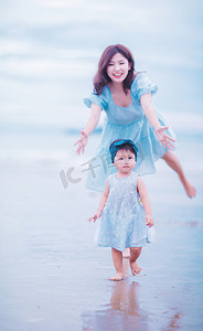 与时光同行摄影照片_亲子时光白天母女俩沙滩上离开怀抱摄影图配图
