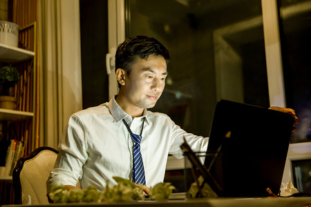 办公商务工作白领加班摄影图配图