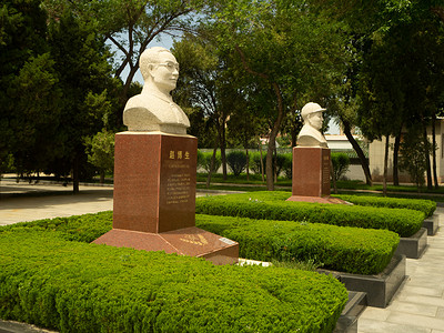 祭奠摄影照片_建党100年纪念白天人像雕塑烈士陵园园中矗立着摄影图配图