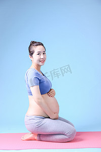 孕妇瑜伽健身运动身材摄影图配图