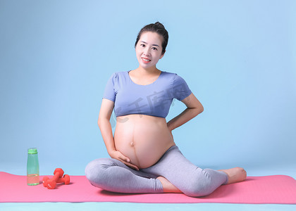 瑜伽图摄影照片_成人孕妇瑜伽健身减肥摄影图配图