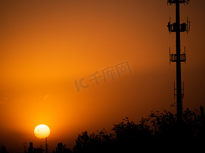 自然风光傍晚夕阳天空下慢慢落下摄影图配图