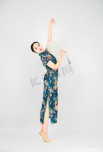 舞者舞蹈摄影照片_旗袍舞者白天女孩室内舞蹈摄影图配图