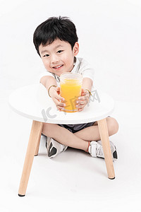 儿童白天橙汁室内男孩摄影图配图