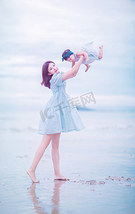亲子时光白天母女俩沙滩举高高摄影图配图