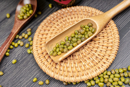 绿色新鲜食材五谷绿豆摄影图配图