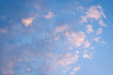 落日彩云白天云朵天空飘动摄影图配图