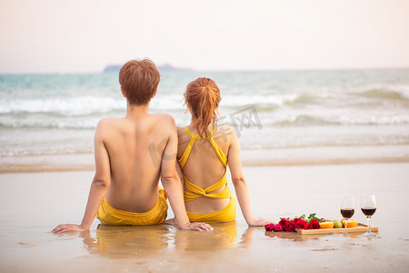 爱情白天一对青年情侣沙滩坐着摄影图配图