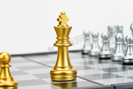 国际象棋白天棋子王棋盘下棋摄影图配图