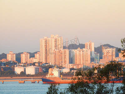 沙滩夏日旅游摄影照片_厦门夏天夕阳鼓浪屿海边小楼摄影图摄影图配图