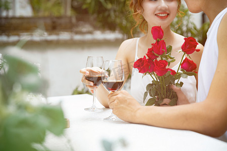 爱情白天端着红酒杯的情侣户外捧杯摄影图配图