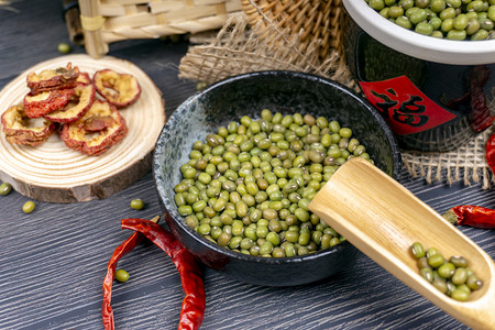 夏季新鲜绿豆谷物食材摄影图配图