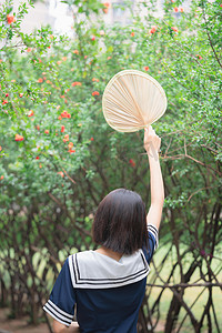 夏日白天美女户外蒲扇摄影图配图