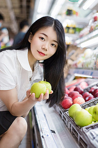 水果货架摄影照片_水果购物超市写真零食摄影图配图