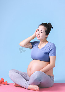 孕妇瑜伽健身成人休息摄影图配图