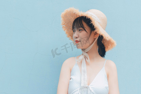 夏季白天美女户外遮阳帽摄影图配图