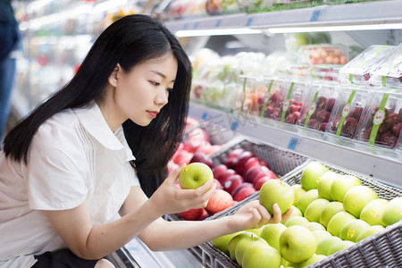 超市货架摄影照片_水果买东西商店美女货架摄影图配图